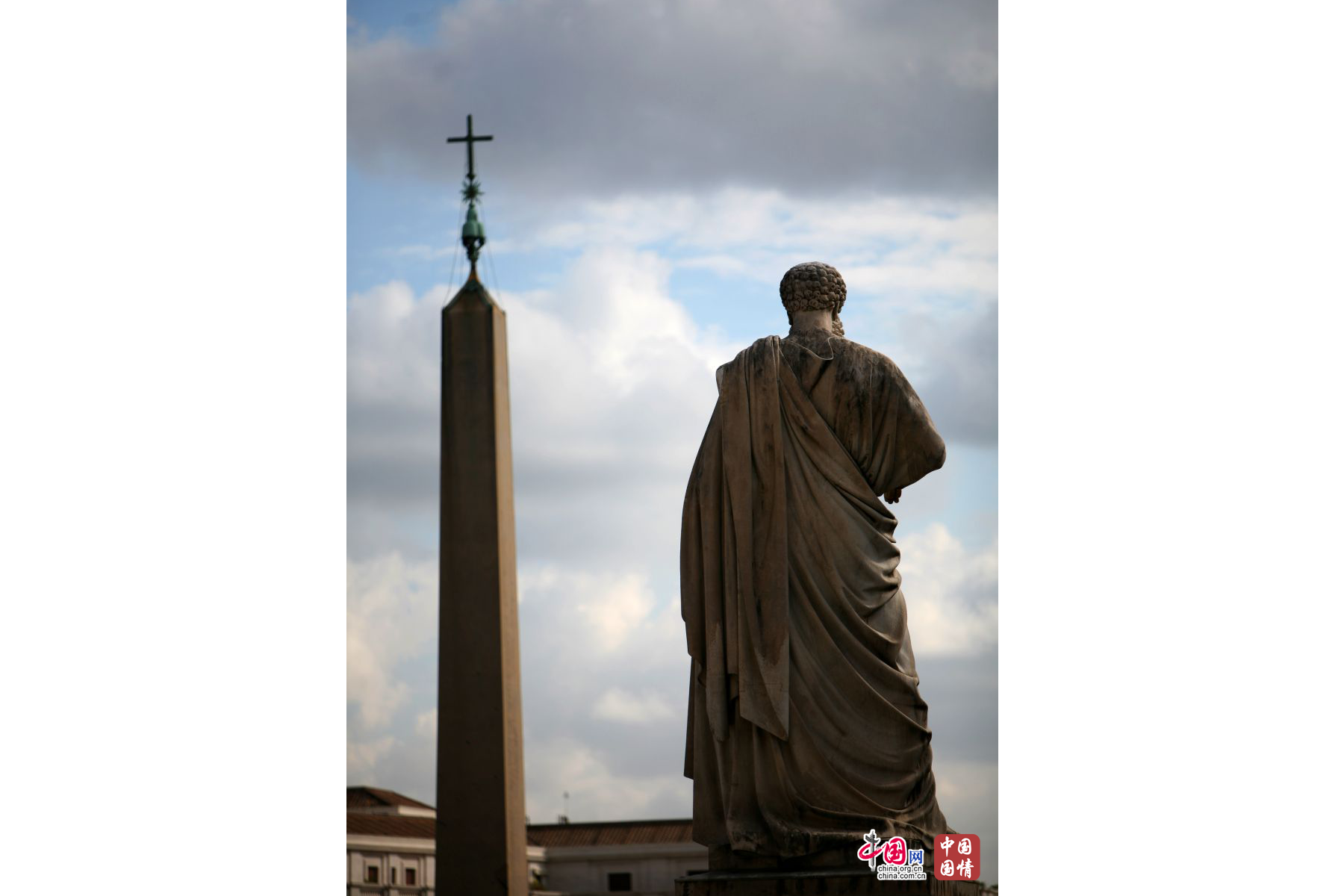 圣彼得塑像与方尖碑
