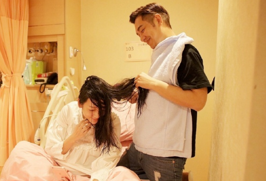 陈浩民晒照记录妻子怀孕时光 体贴帮她洗头剃毛