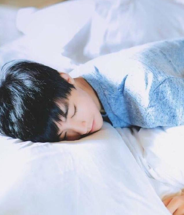 中韩男神睡颜大pk!杨洋张艺兴你最爱哪一款?