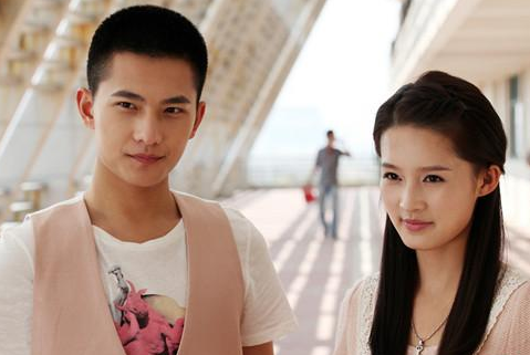 杨洋李沁相约肯德基 低调现身疑似复合?