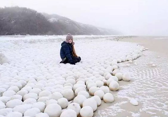 俄罗斯西伯利亚惊现"神秘雪球"