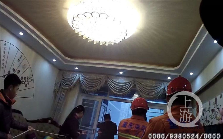 重庆14岁男孩睡懒觉被母亲掀被子 一气跳下12楼