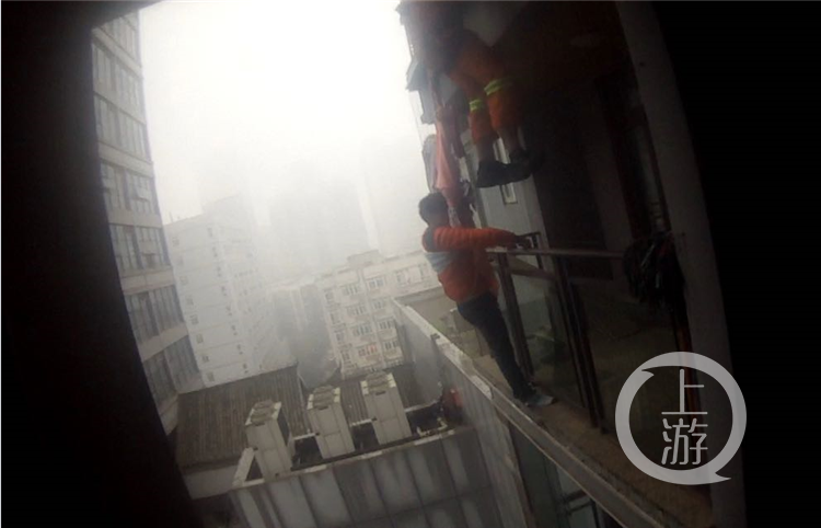 重庆14岁男孩睡懒觉被母亲掀被子 一气跳下12楼