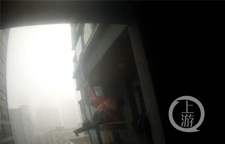 重庆14岁男孩睡懒觉被母亲掀被子 一气跳下12楼