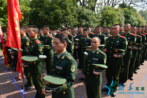1日,在活动现场,武警重庆总队八支队官兵和社会各界群众一起脱帽默哀