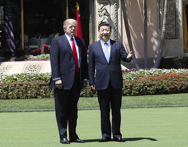 习近平同特朗普海湖庄园散步