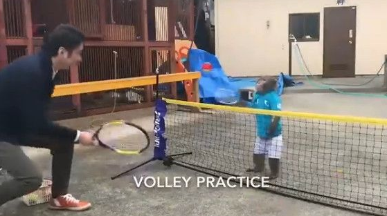 日本6岁猴子打网球视频走红