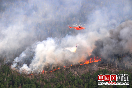 M-26直升机进行吊桶灭火。图片由黑龙江省林业厅提供