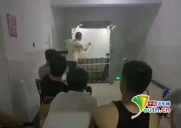 学霸楼道给同学补高数走红 被称大学宿舍的一股清流 学霸楼道给同学补高数走红 被称大学宿舍的一股清流