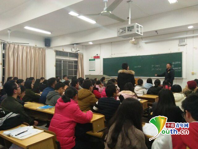 学霸楼道给同学补高数走红 被称大学宿舍的一股清流 学霸楼道给同学补高数走红 被称大学宿舍的一股清流