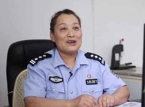 新疆各族干部群众心向党|赡养孤寡老人的好党员马新华