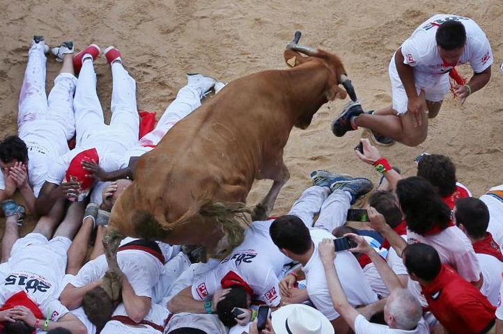 惊险!西班牙"奔牛节"开幕 上演疯狂"人牛追逐"