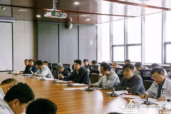 黄巍（右四）在煤基清洁能源公司现场办公