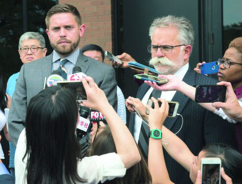 嫌犯克里斯滕森的辩护律师汤姆·布鲁诺（右）和埃文·布鲁诺（左）接受记者采访