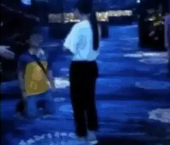 视频截图：快递员下跪向女客户道歉