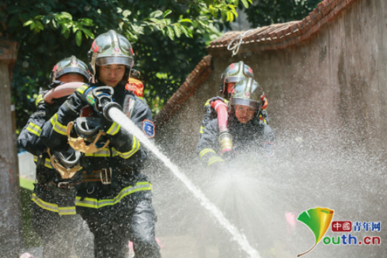 重庆市渝中区公安消防支队较场口中队：烈火中的逆行者 百姓的守护神
