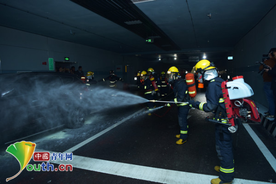 重庆市渝中区公安消防支队较场口中队：烈火中的逆行者 百姓的守护神