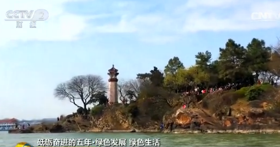 【砥砺奋进的五年】江苏无锡:打捞蓝藻 治理太湖 【砥砺奋进的五年】江苏无锡:打捞蓝藻 治理太湖