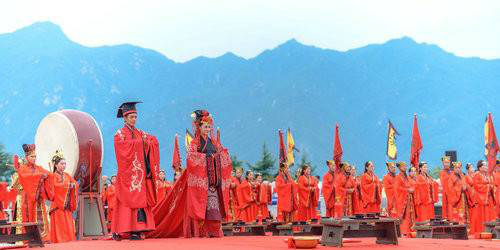 '佛光七夕 汉风古韵'大型集体婚礼在中原大佛景区举行
