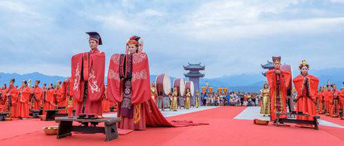 '佛光七夕 汉风古韵'大型集体婚礼在中原大佛景区举行
