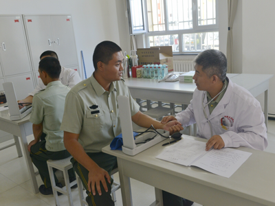 武警新疆边防总队医院承担400余名入警大学生的体检任务