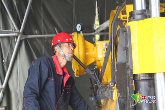 海兰江畔的钻探铁人郭广波：人心与地心进行交流