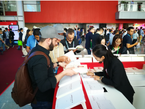 习近平著作在第122届广交会“中国主题书展”展出