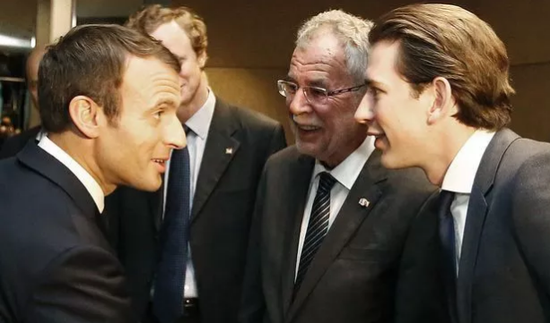 法国总统马克龙（左一）与库尔茨（右一）