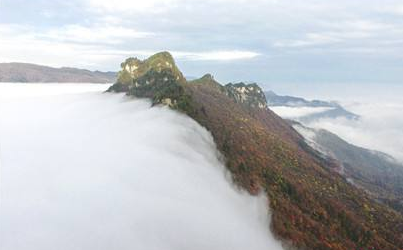 湖北神农架出现瀑布云景观