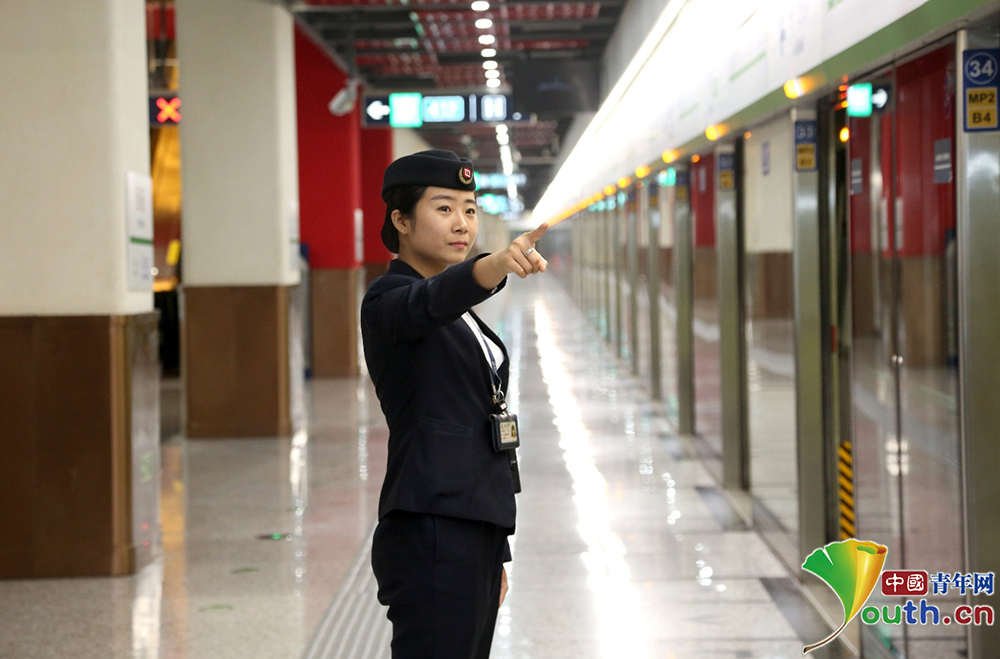 周丹宇是地铁站务员.