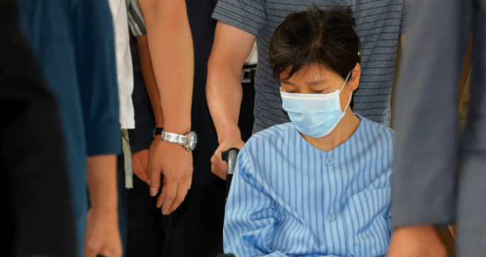 8月30日，朴槿惠因腰疼住院。检查结束坐轮椅离开