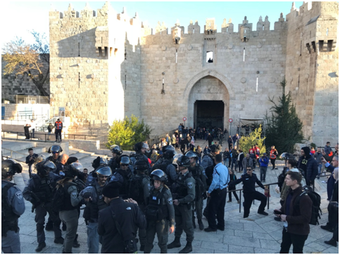 12月8日，以色列军警防范穆斯林在主麻日祷告活动后聚集示威。纪双城摄