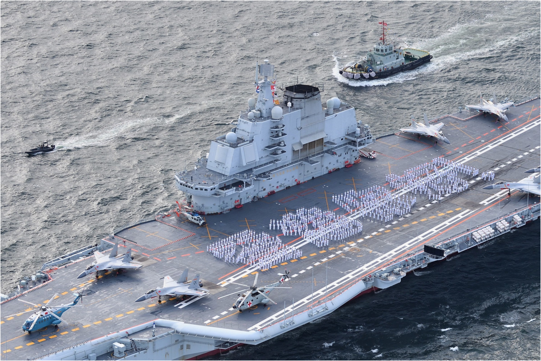 「中国軍網」英語版が公開した写真によると、中国海軍の空母「遼寧艦」は7月7日、香港に到着し、入港時に海軍兵が甲板で「香港你好」の人文字を作った。