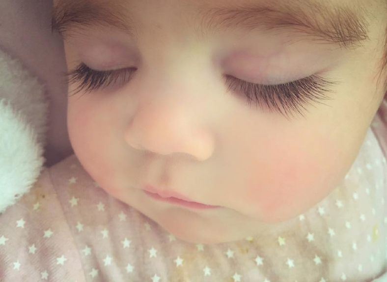 Маленькая девочка с невероятно красивыми глазами собрала 100 тыс. лайков в Интернете