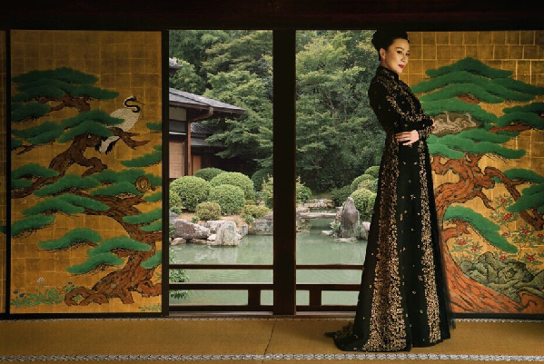 Изящная актриса Лю Цзялин на обложках журнала