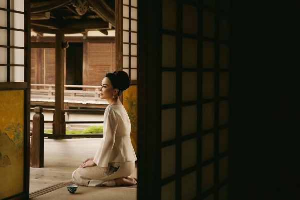 Изящная актриса Лю Цзялин на обложках журнала