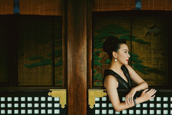 Изящная актриса Лю Цзялин на обложках журнала