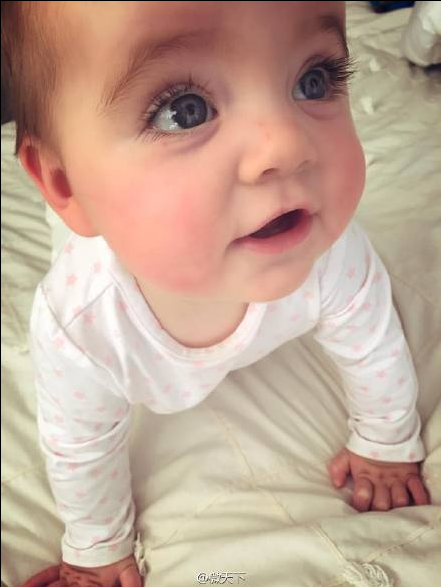 Un bebé australiano con ojos bonitos5