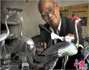 Maestro en escultura de estaño de 84 años de edad