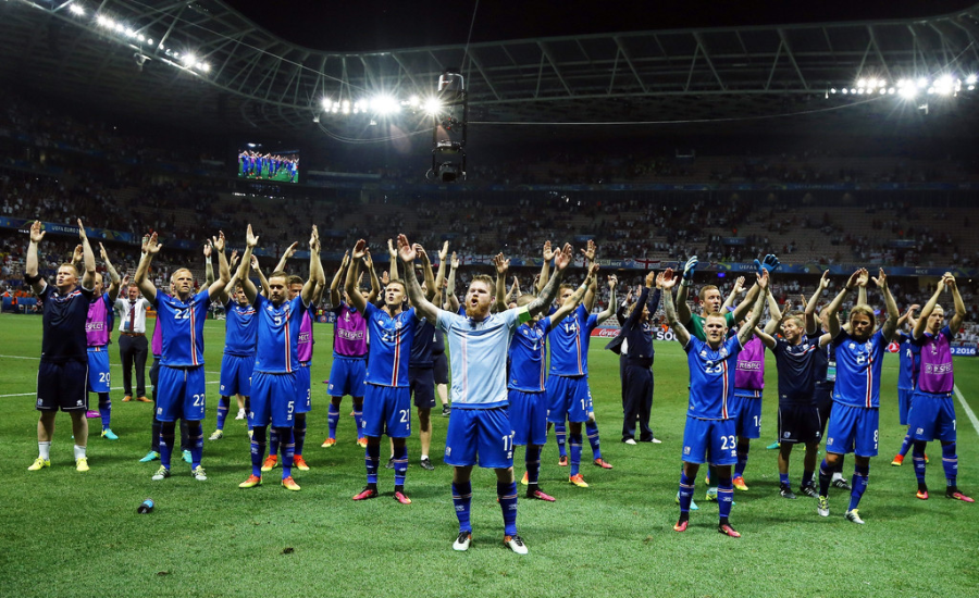 Islandia celebró su histórico pase a cuartos de final tras imponerse 1-2 a Inglaterra