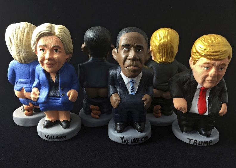 Miniaturas de Hillary Clinton y Donald Trump en posiciones incómodas 