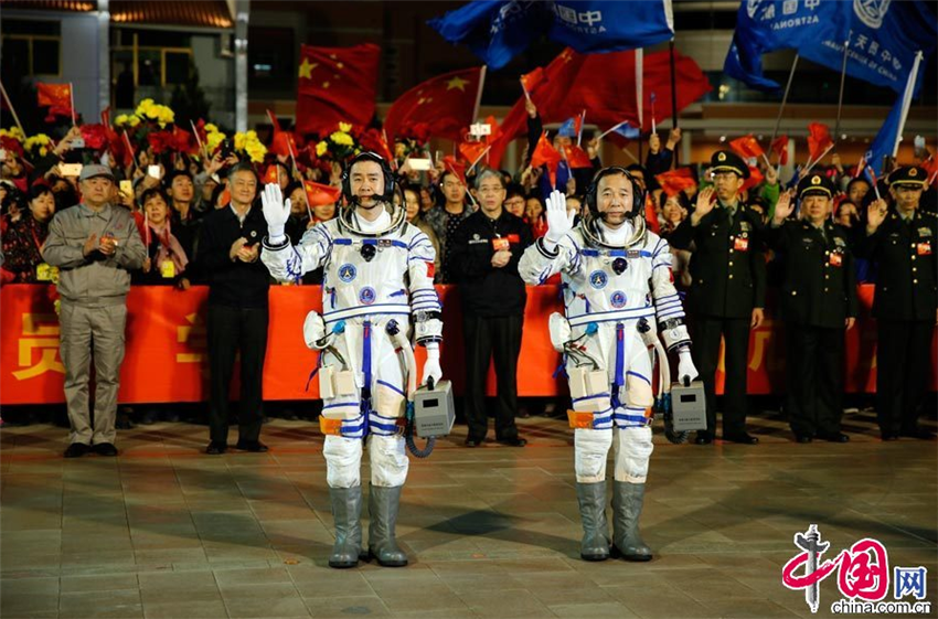 Realizan ceremonia de despedida para astronautas chinos de misión Shenzhou-11 
