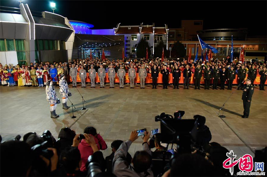 Realizan ceremonia de despedida para astronautas chinos de misión Shenzhou-11 