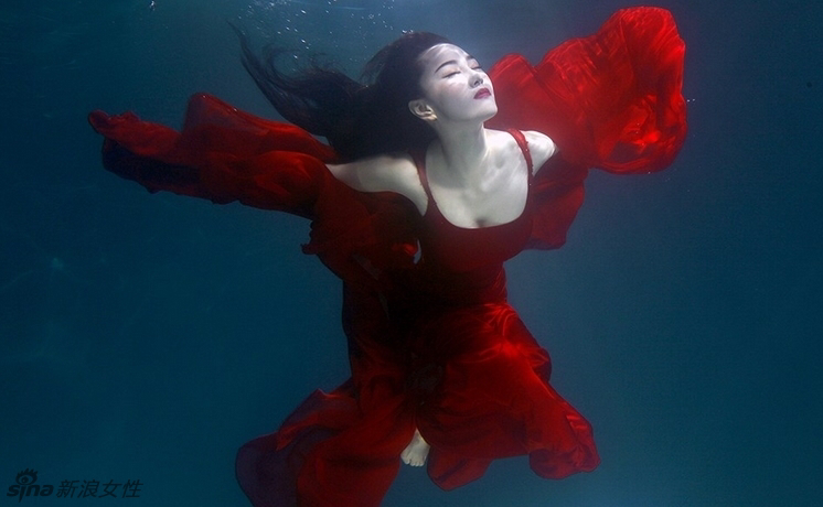 Zhang Xinyu posa como una sirena