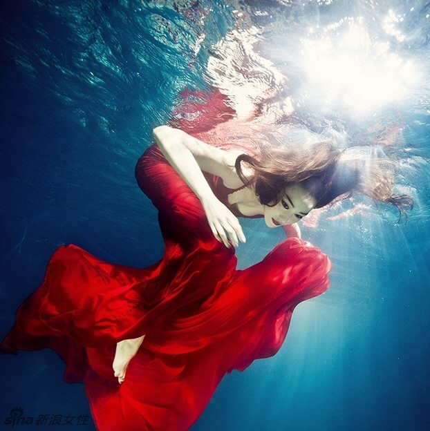 Zhang Xinyu posa como una sirena