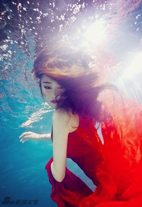 Zhang Xinyu posa como una sirena