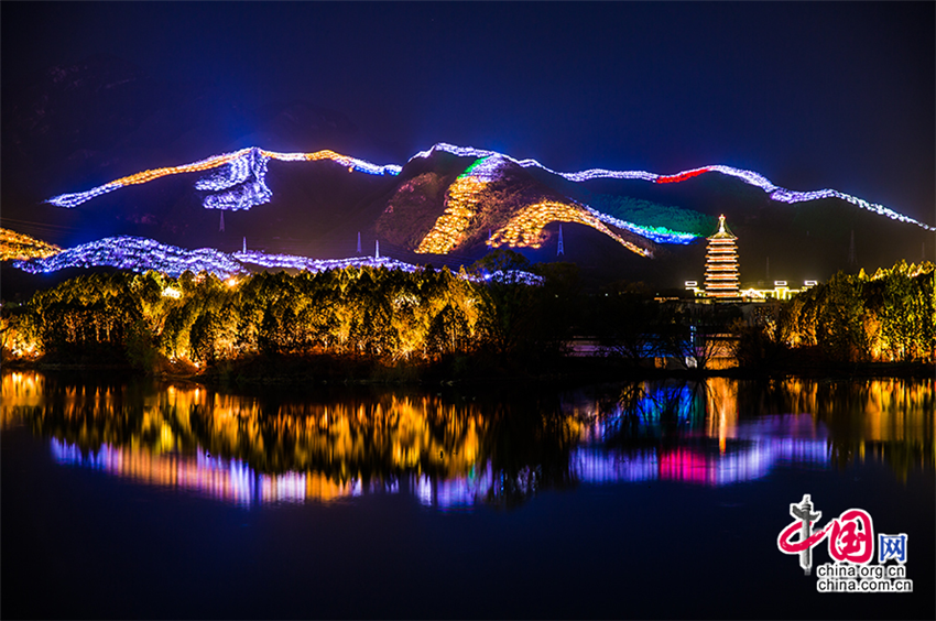 Vista nocturna del Centro de Conferencia Internacional de Lago de Yanxi