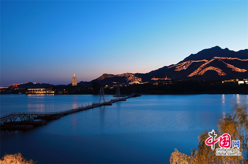 Vista nocturna del Centro de Conferencia Internacional de Lago de Yanxi