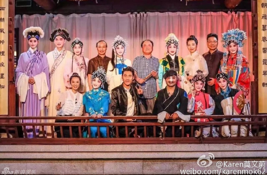 Estrellas chinas se maquillan para espectáculo de ópera china Kunqu 