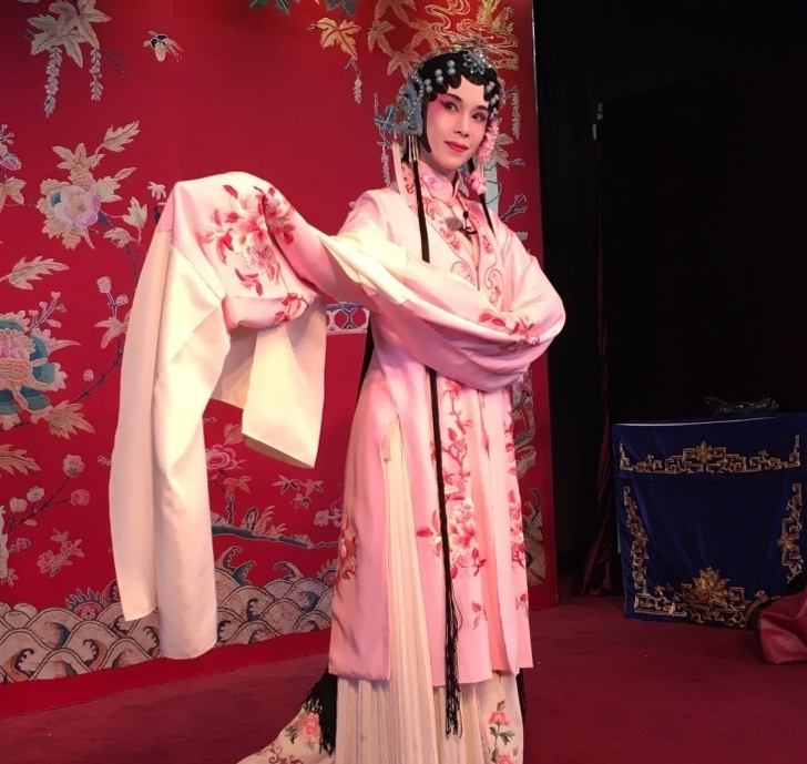 Estrellas chinas se maquillan para espectáculo de ópera china Kunqu 